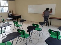 Ajustan horarios en algunas escuelas, por ‘golpes de calor’