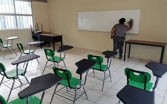 Ajustan horarios en algunas escuelas, por ‘golpes de calor’