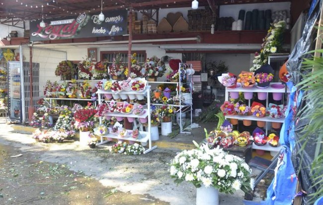 Pierden los vendedores de flores 30% de su mercancía