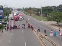 Bloquean carretera Vhsa-Frontera; piden agua potable
