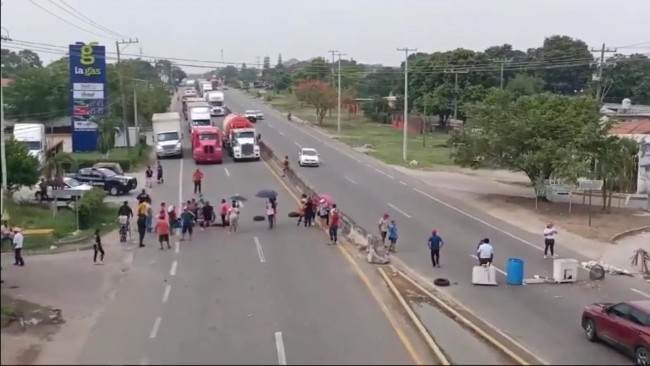 Bloquean carretera Vhsa-Frontera; piden agua potable