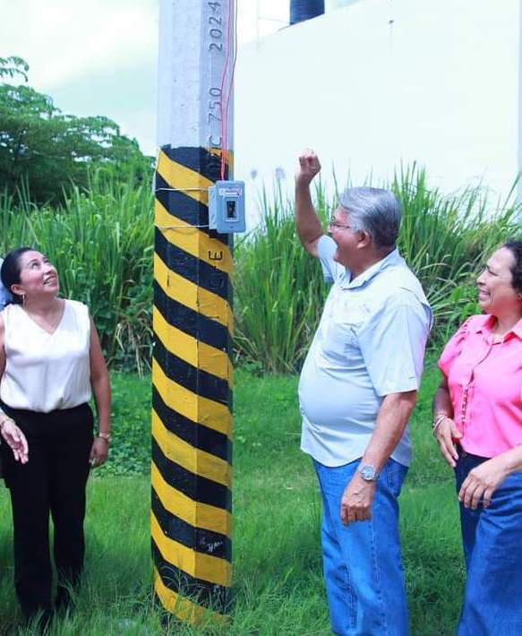 Entregan ampliación de red eléctrica en Las Rosas de Comalcalco