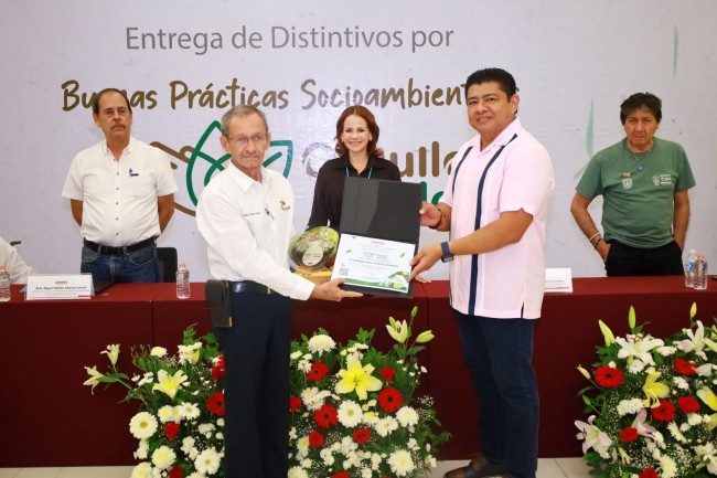 Entrega Aura Medina Cano distintivos Orgullo Verde