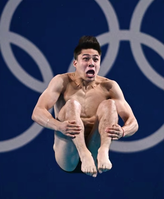 Osmar Olvera avanza a la semifinal de trampolín