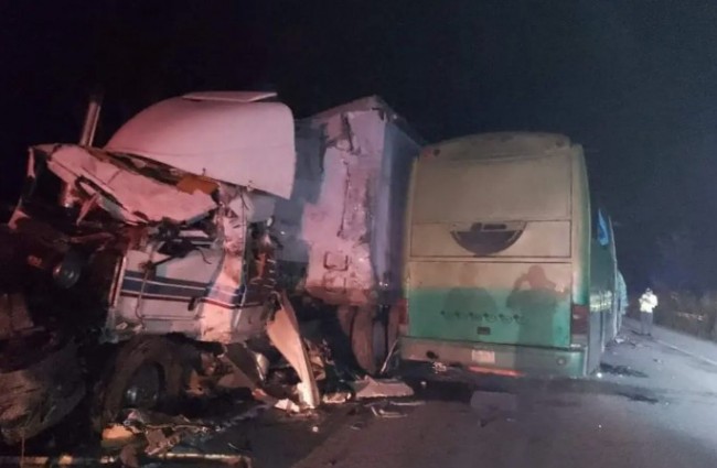 Muertos y heridos dejó colisión camión y tráiler