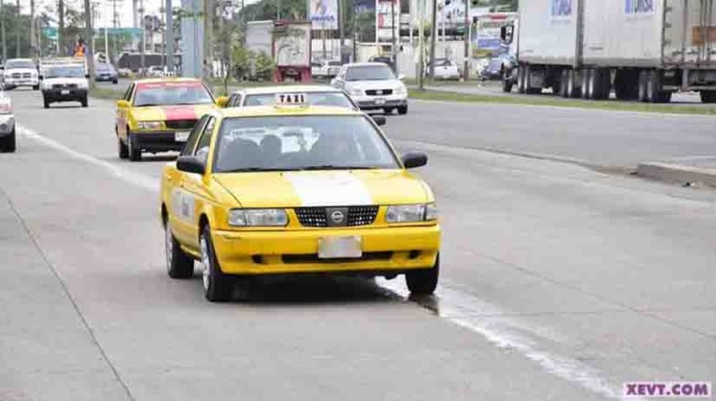 Piden taxistas frenar ‘pirataje’