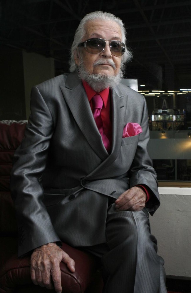 Fernando del Paso recibe presea en el Instituto Cultural Cabañas