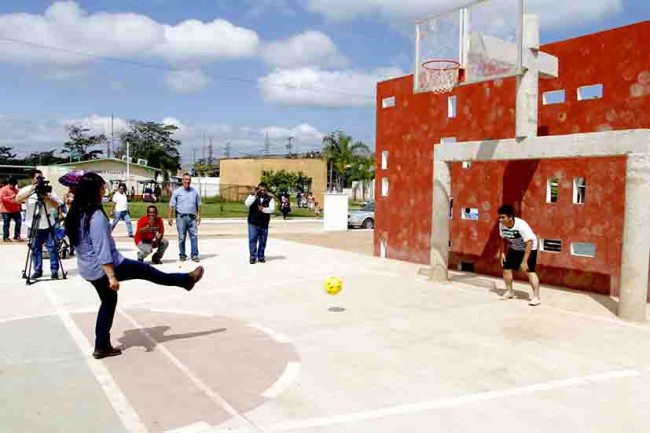 Entregan cancha de usos múltiples en el ‘27 de octubre’