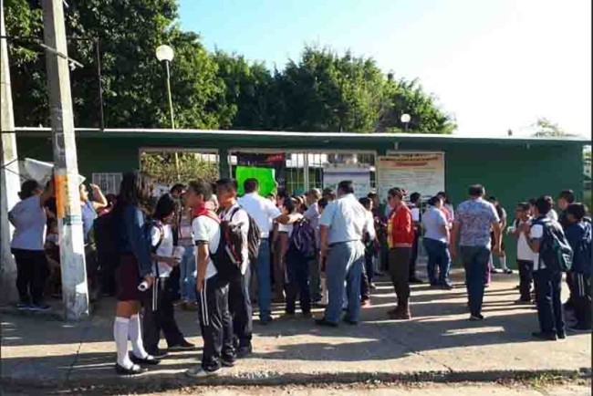 Cierran secundaria por la falta de 14 maestros