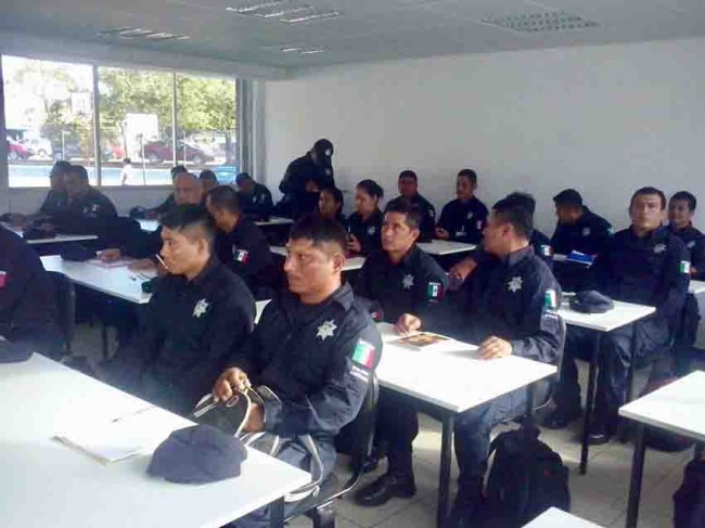 Capacitan a elementos  de la Policía Auxiliar
