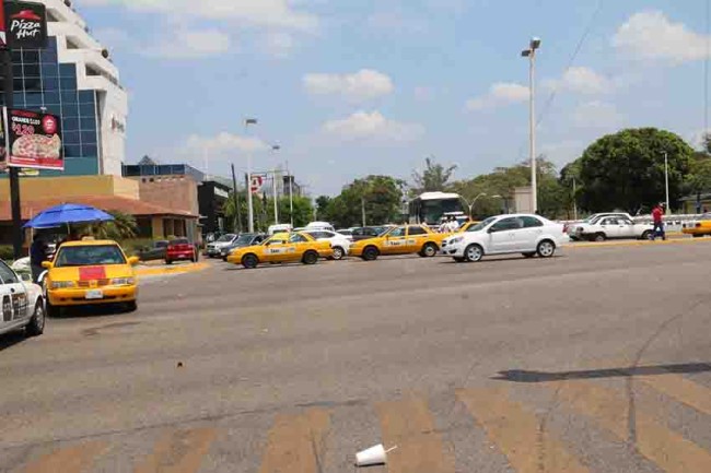 A dialogar, convoca  gobierno a taxistas