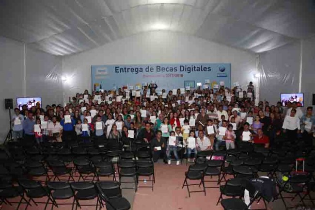 Entregan Becas  Digitales TELMEX
