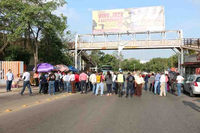 Se manifiestan en la Setab, ahora los administrativos