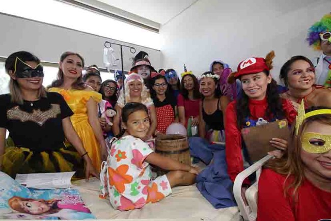 Llevan alegría a pacientes del Hospital del Niño