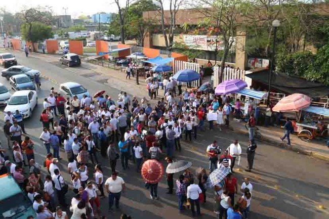 Enloquecen maestros la vialidad en Villahermosa