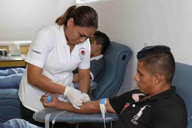 Agradece Salud a jóvenes y militares donación de sangre