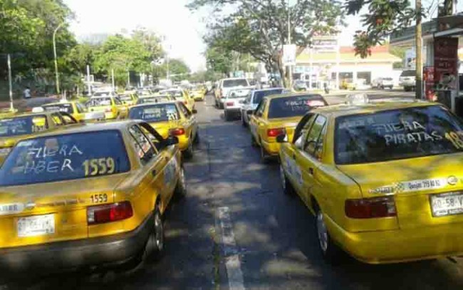 Llaman taxistas a un paro de labores