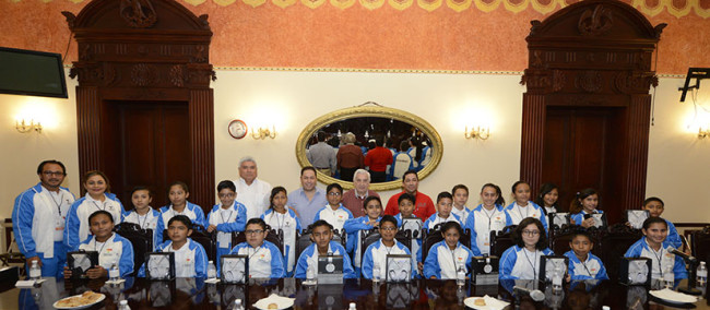Convive Núñez con los ganadores de Olimpiada