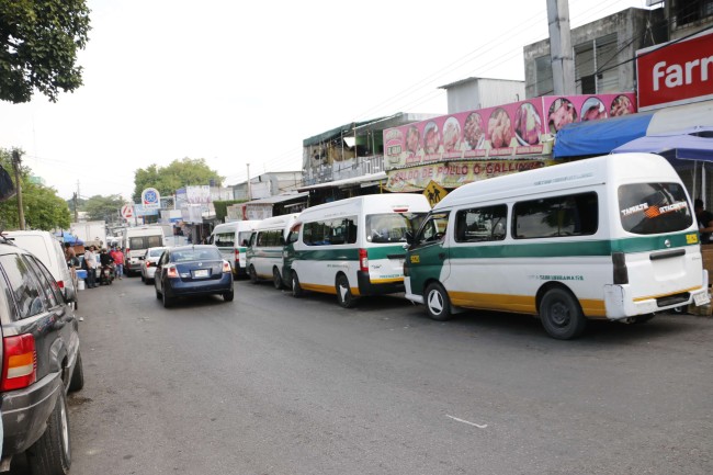 Paradas del transporte provocan caos vial