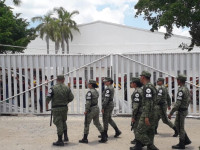 Se amotinan 400 indocumentados