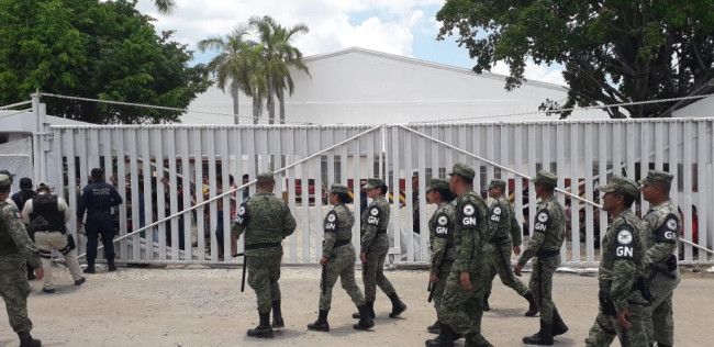 Se amotinan 400 indocumentados