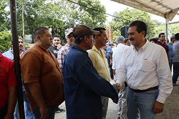 Entregan equipos de seguridad a  trabajadores de bacheo de Centro