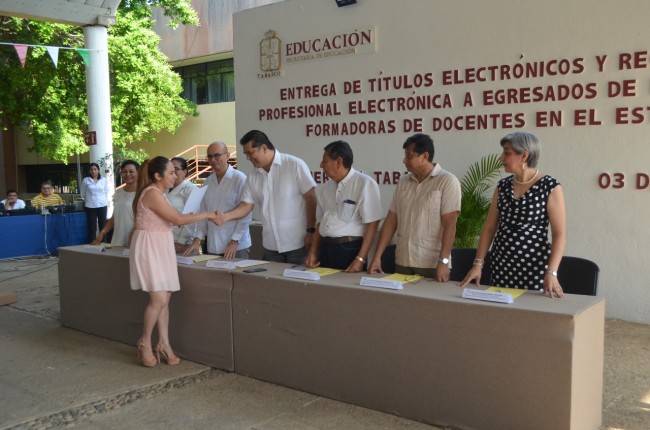 Entregan por primera vez en  Tabasco títulos electrónicos