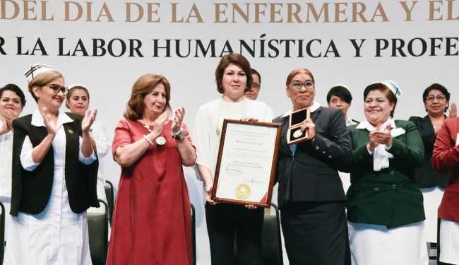 Celebran a enfermeras; entregan  Medalla al Mérito Humanístico