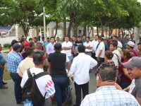 Exigen decenas de policías mejores salarios y respeto a sus horarios