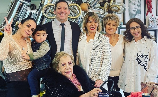 Alejandra Guzmán  muy feliz por sus 54