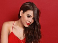 Danna Paola, atrevida y sexy,  luce mini cárdigan de GCDS