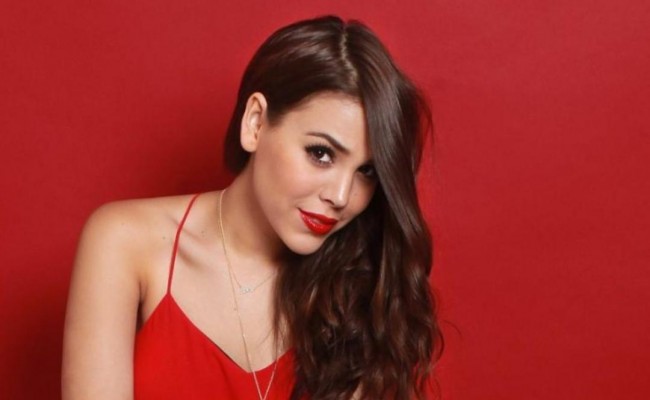 Danna Paola, atrevida y sexy,  luce mini cárdigan de GCDS