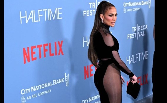 A sus 52 años Jennifer López, enseña curvas
