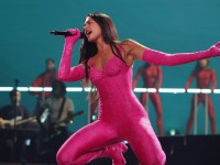 Dua Lipa paraliza Madrid con  look catsuit rosa en el Center