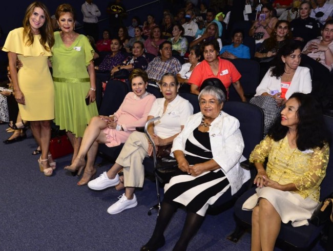 Presentan en la UJAT el libro  “Las Mujeres Haciendo Historia”