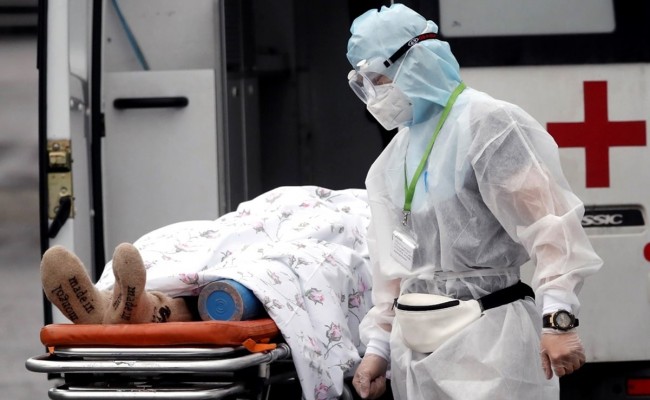 Abren mercados con cautela ante repunte de casos de Covid en China