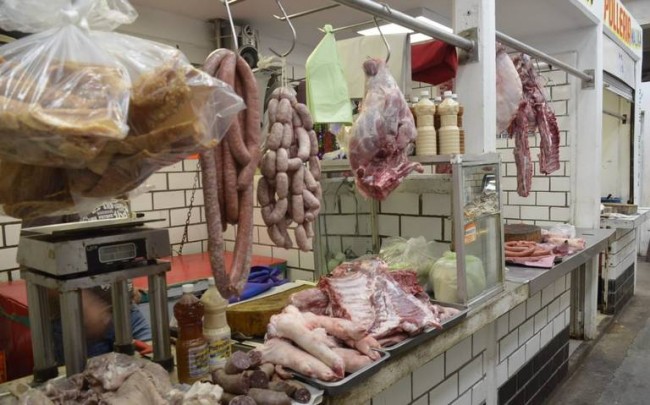 Mermada la venta de carne de cerdo