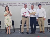 Entrega Pemex apoyos por 37.6 mdp a gobierno estatal y tres municipios