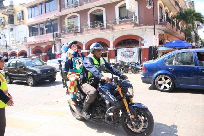 Exhota PEC a automovilistas a no estacionarse en doble fila