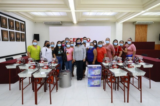 Benefician con equipos a mujeres de Tamulté