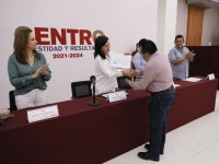 Entrega Yolanda Osuna Huerta constancias de capacitación a funcionarios del Ayuntamiento