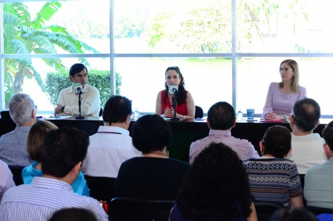 Presenta la doctora Itzel Mayans Hermida libro sobre la controversia del aborto