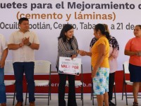 Entrega Yolanda Osuna 400 paquetes de materiales para mejorar viviendas