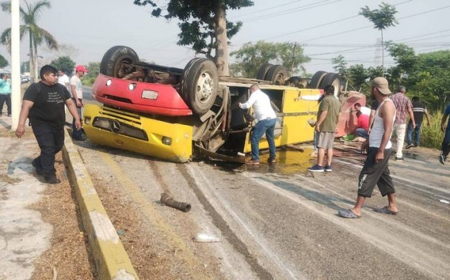 4 muertos y 18 heridos dejó  volcadura de camión de pasajeros