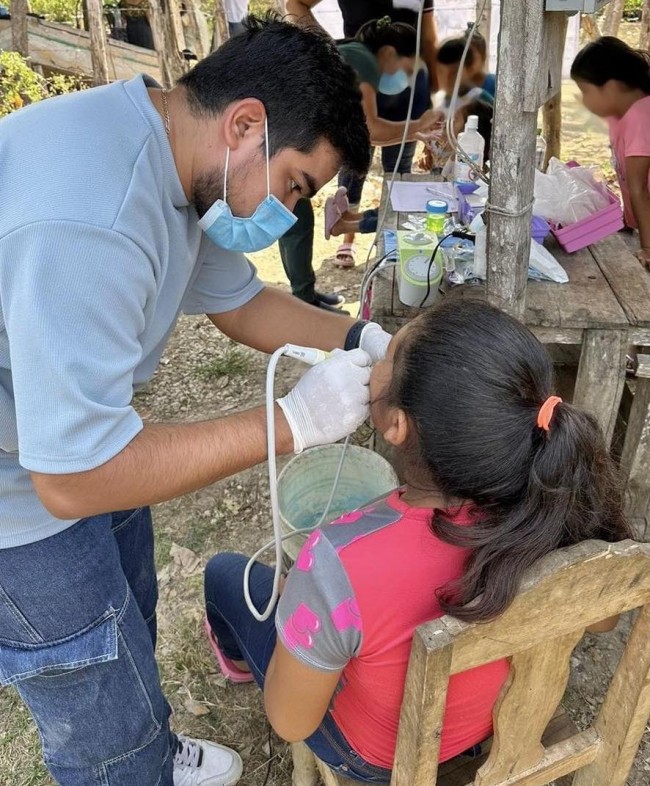 Llevan caravana de la salud a Bitzal de Macuspana