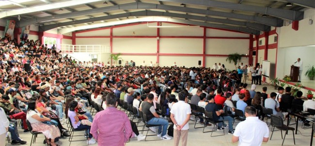 Motiva rector de UPCH a estudiantes de nuevo ingreso en curso de inducción