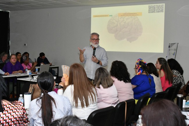 Llaman a catedráticos del SPIUJAT a repensar la práctica educativa
