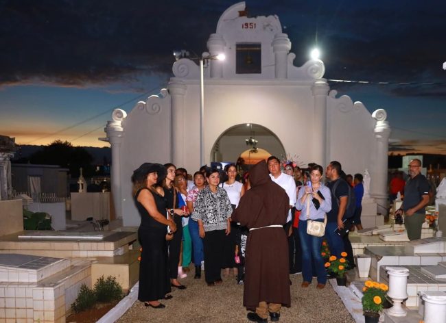 Acude Yolanda Osuna a presentación del libro sobre el ‘Panteón Central’ 