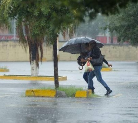 Se aleja de Tabasco Milton, deja lluvias muy fuertes