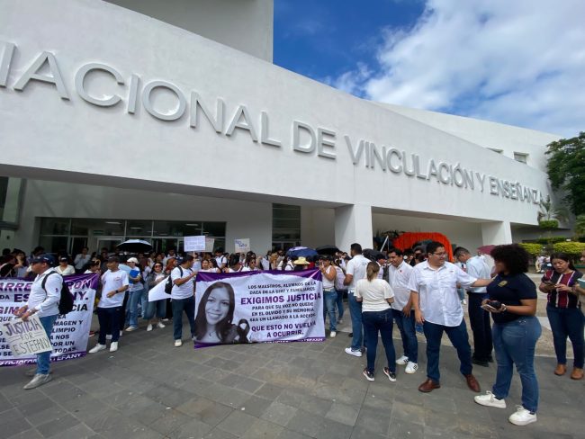 Marchan universitarios, piden justicia por asesinato de una de sus compañeras